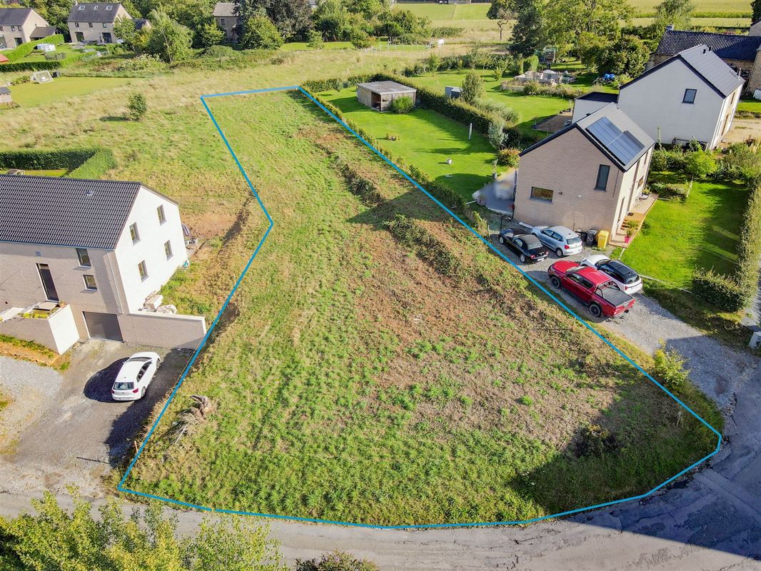 Au grand calme, à seulement 5 minutes de l’E411, superbe terrain à bâtir idéalement situé.