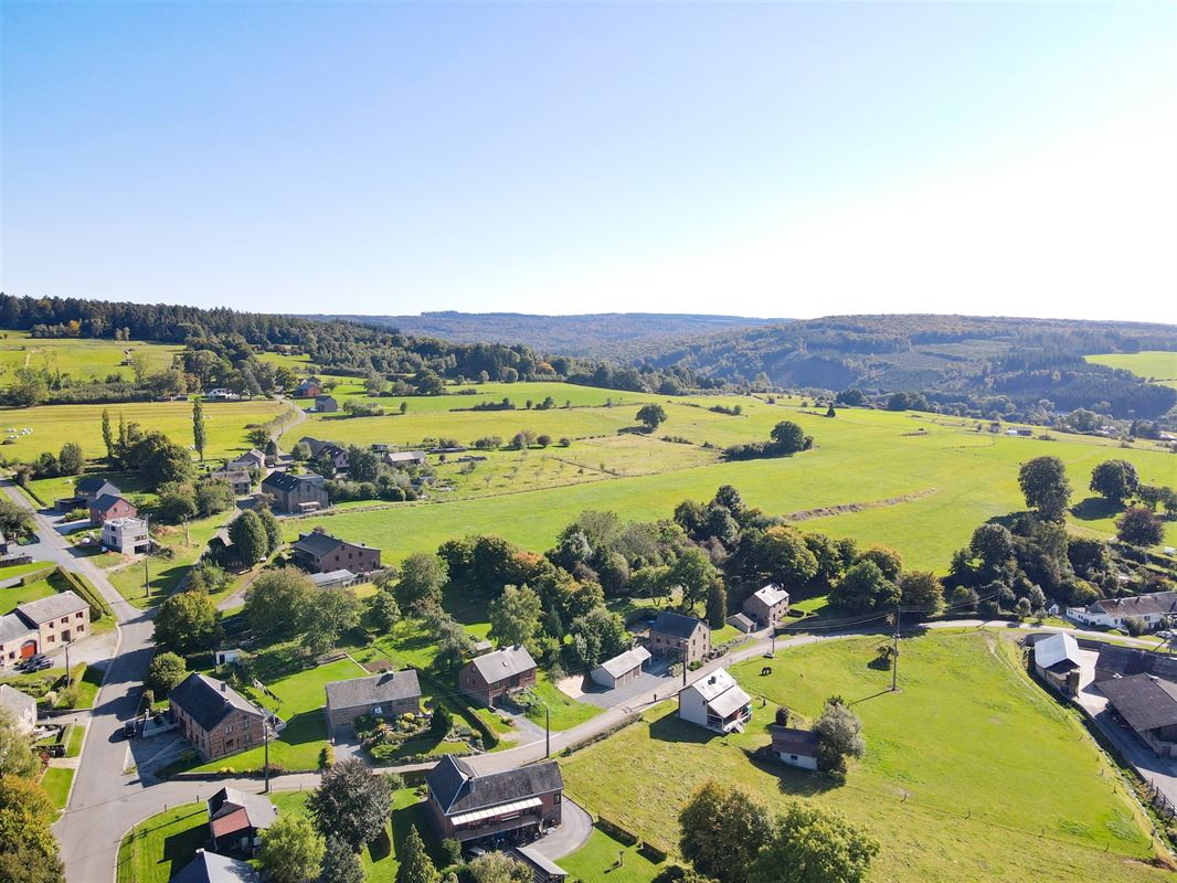 À 9 minutes de Marche, belle parcelle à bâtir de 8ares 33ca