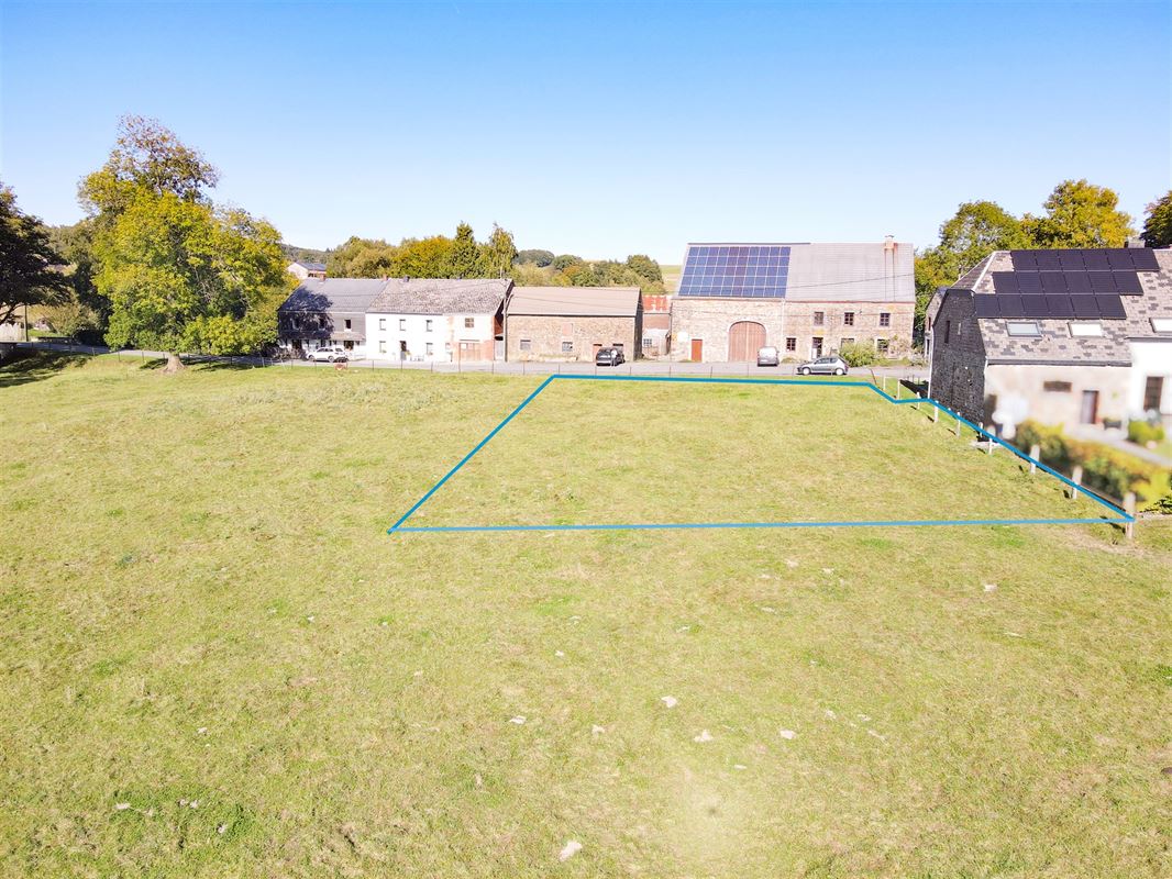 À 9 minutes de Marche, belle parcelle à bâtir de 8ares 33ca