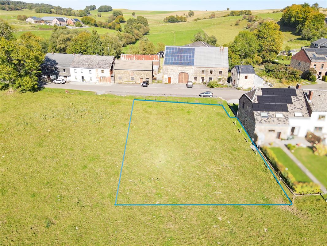 À 9 minutes de Marche, belle parcelle à bâtir de 8ares 33ca