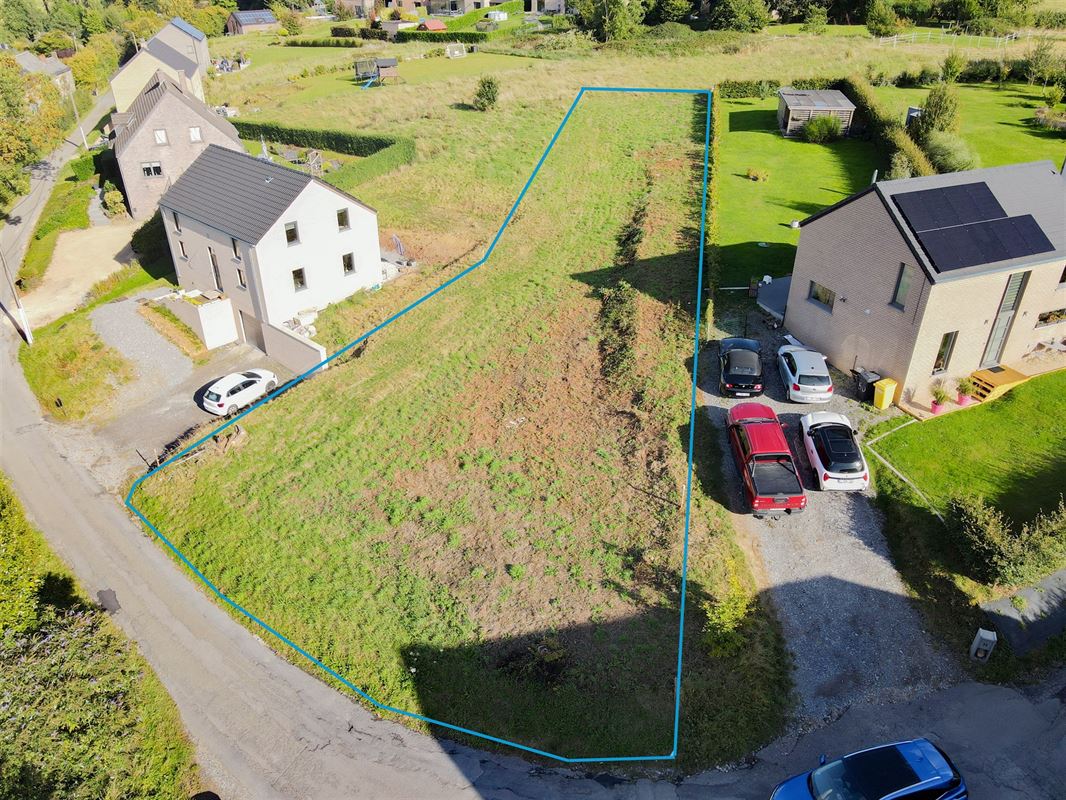 Au grand calme, à seulement 5 minutes de l’E411, superbe terrain à bâtir idéalement situé.