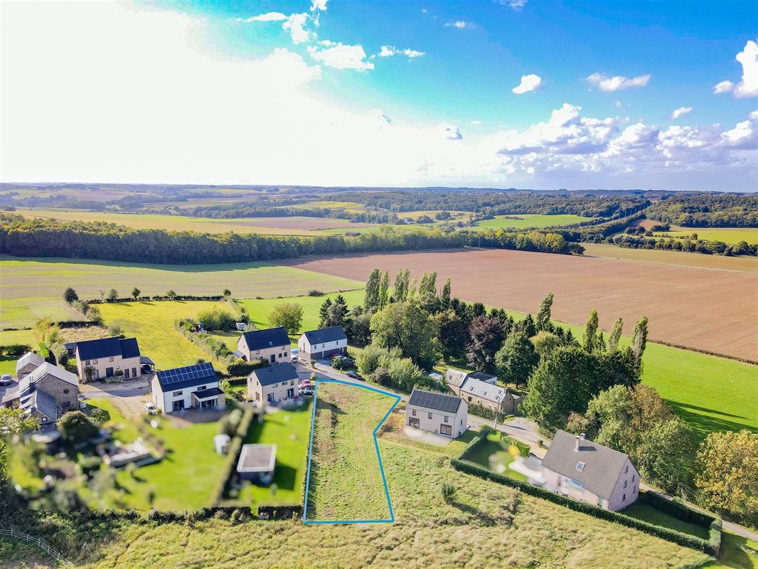 Au grand calme, à seulement 5 minutes de l’E411, superbe terrain à bâtir idéalement situé.