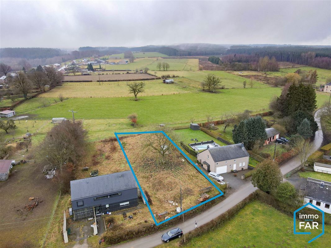 Au grand calme parcelle de 12ares 82ca orientée plein Sud.