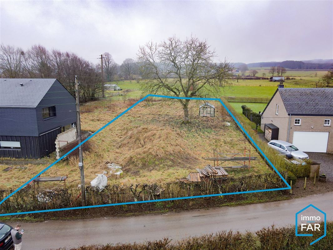 Au grand calme parcelle de 12ares 82ca orientée plein Sud.