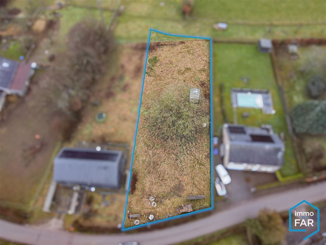 Au grand calme parcelle de 12ares 82ca orientée plein Sud.