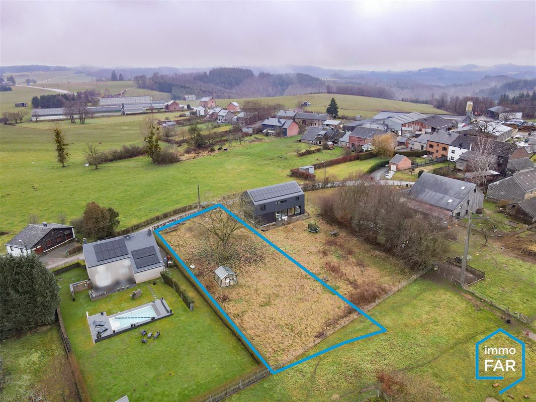 Au grand calme parcelle de 12ares 82ca orientée plein Sud.