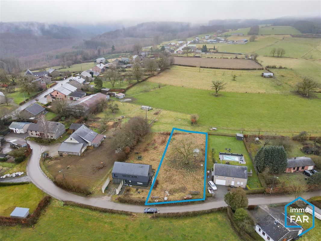 Au grand calme parcelle de 12ares 82ca orientée plein Sud.