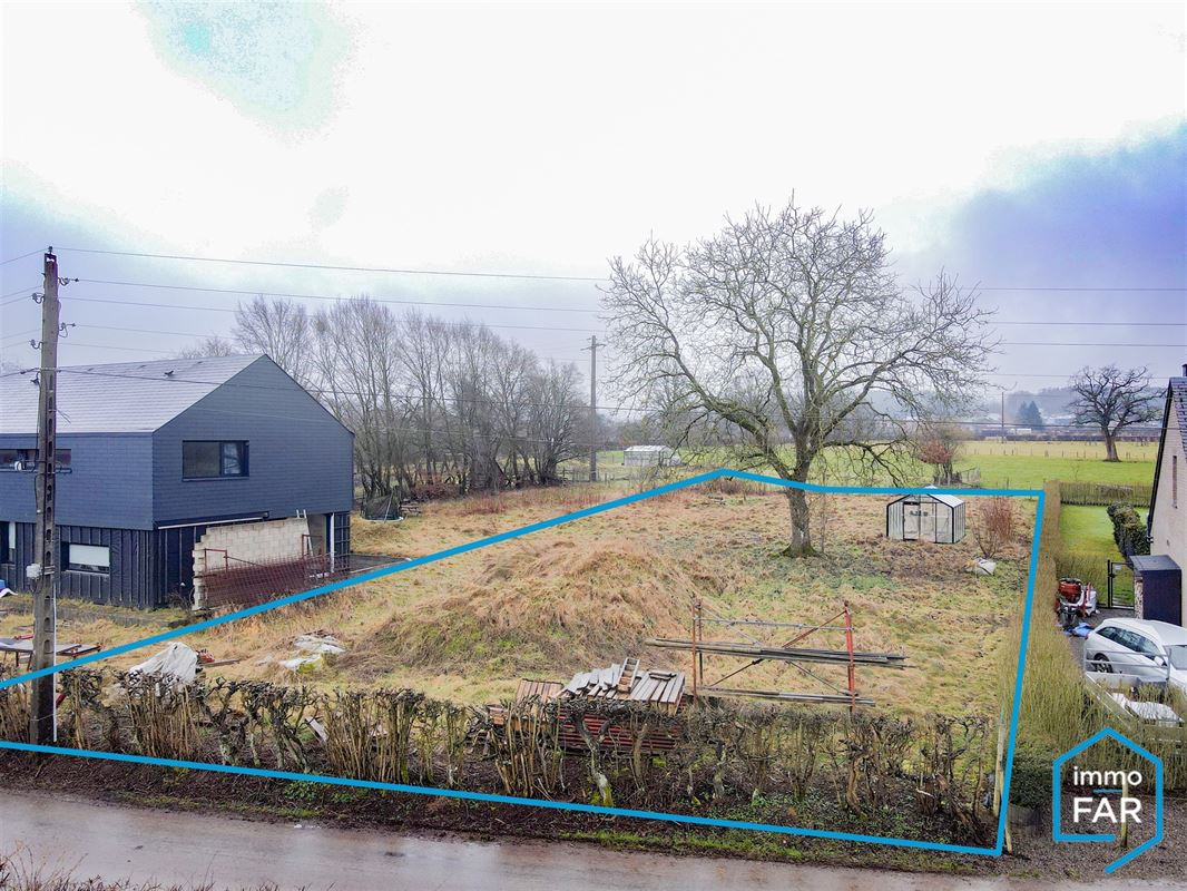 Au grand calme parcelle de 12ares 82ca idéalement orientée.