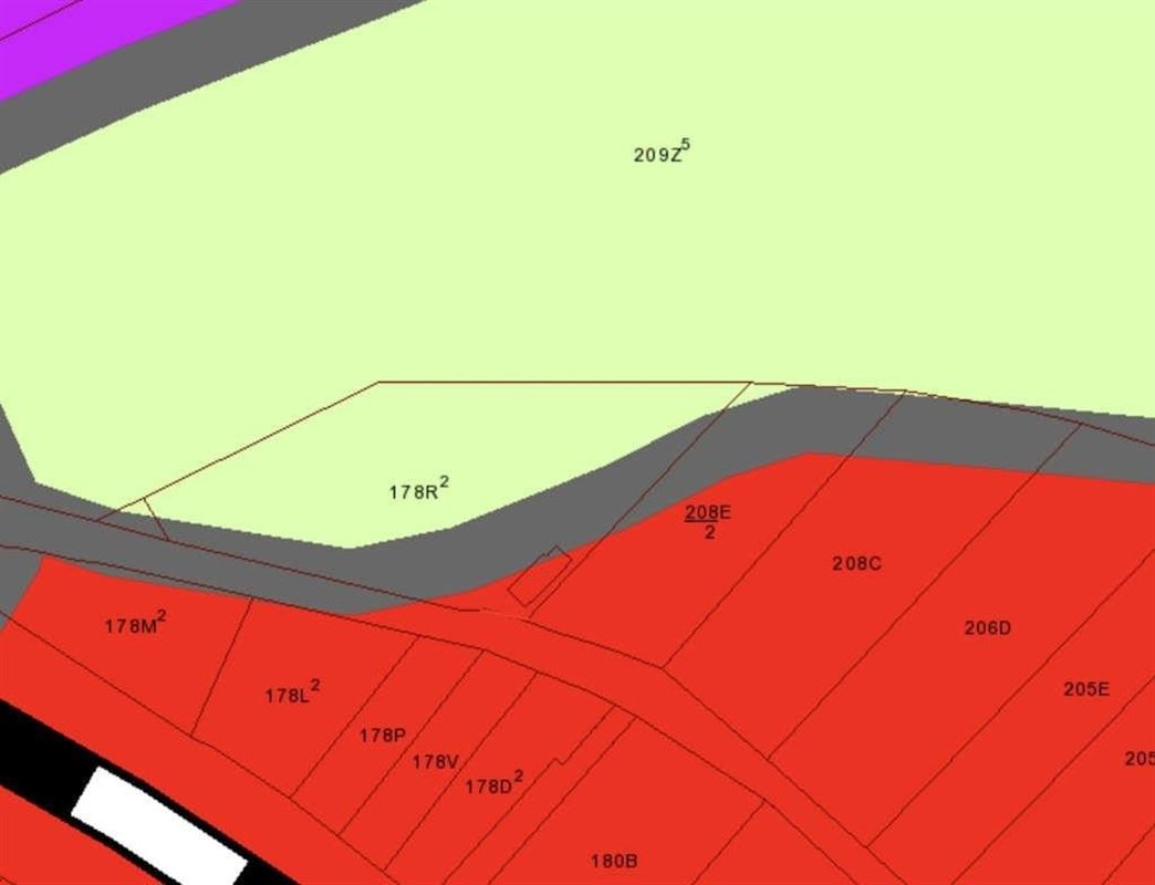 Parcelle non constructible de 21 a et 48 ca avec garage.