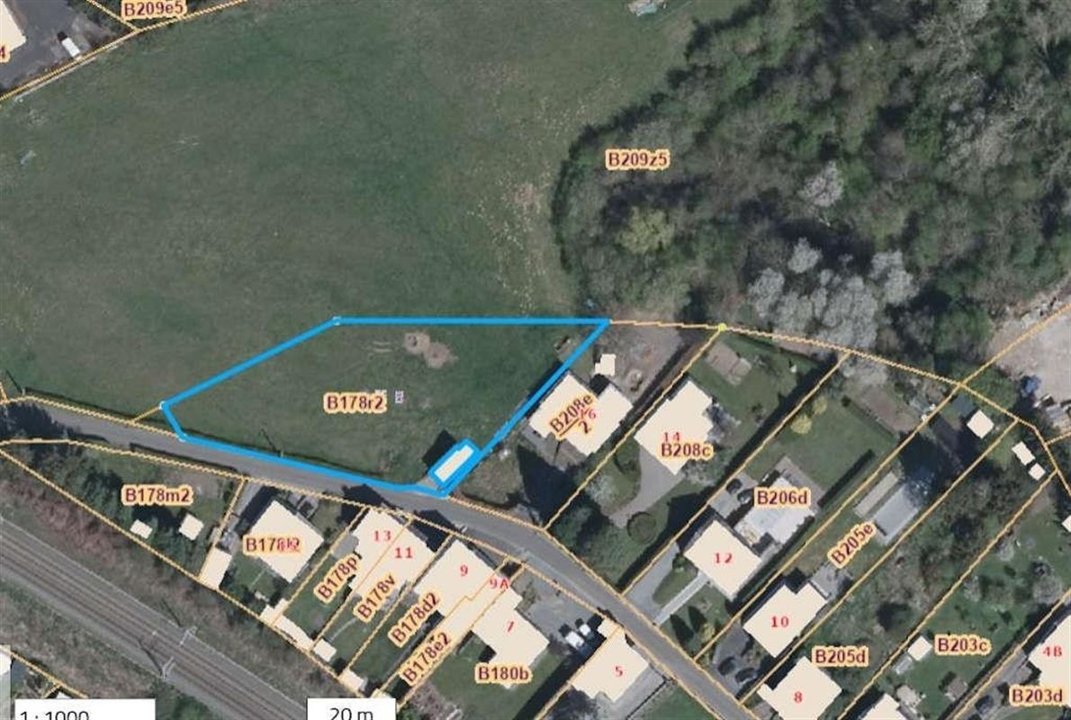 Parcelle non constructible de 21 a et 48 ca avec garage.