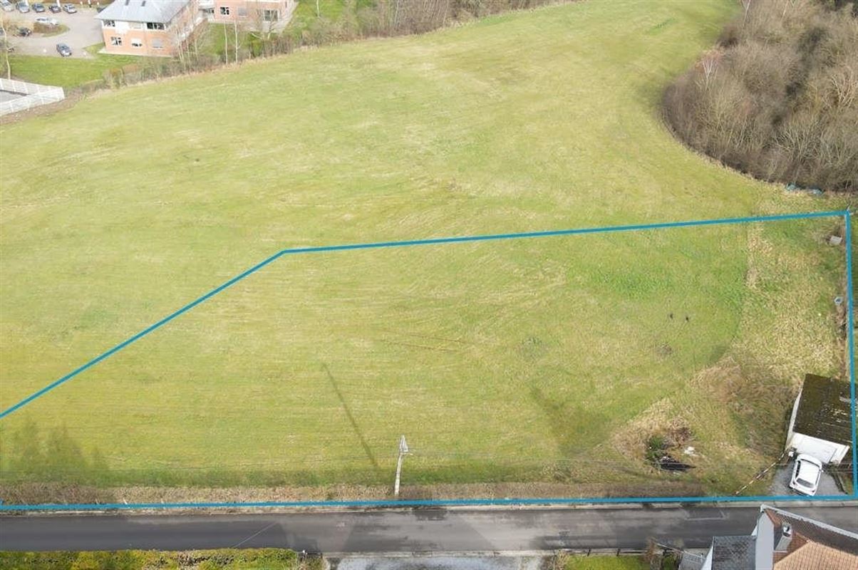 Parcelle non constructible de 21 a et 48 ca avec garage.