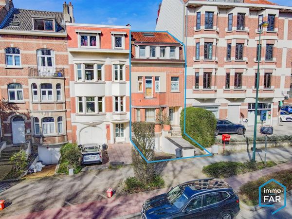 Maison 2 façades - jardin - idéalement située - A rénover