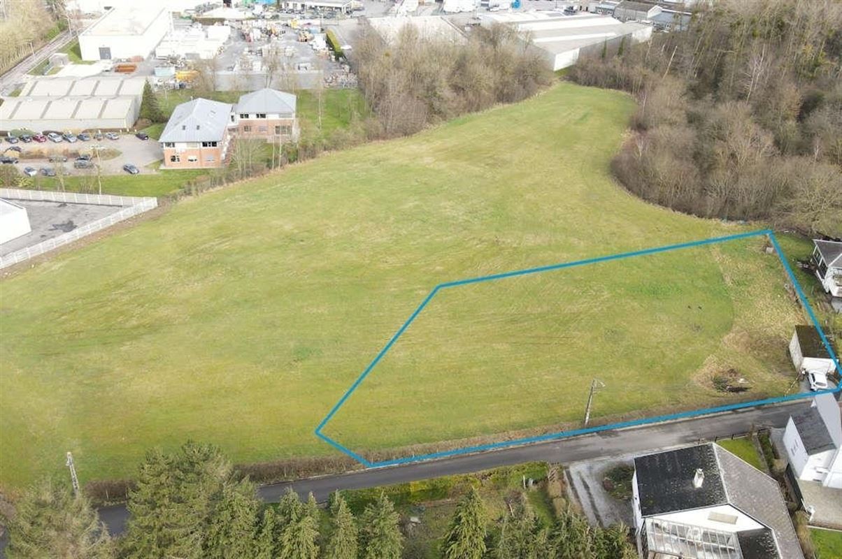 Parcelle non constructible de 21 a et 48 ca avec garage.