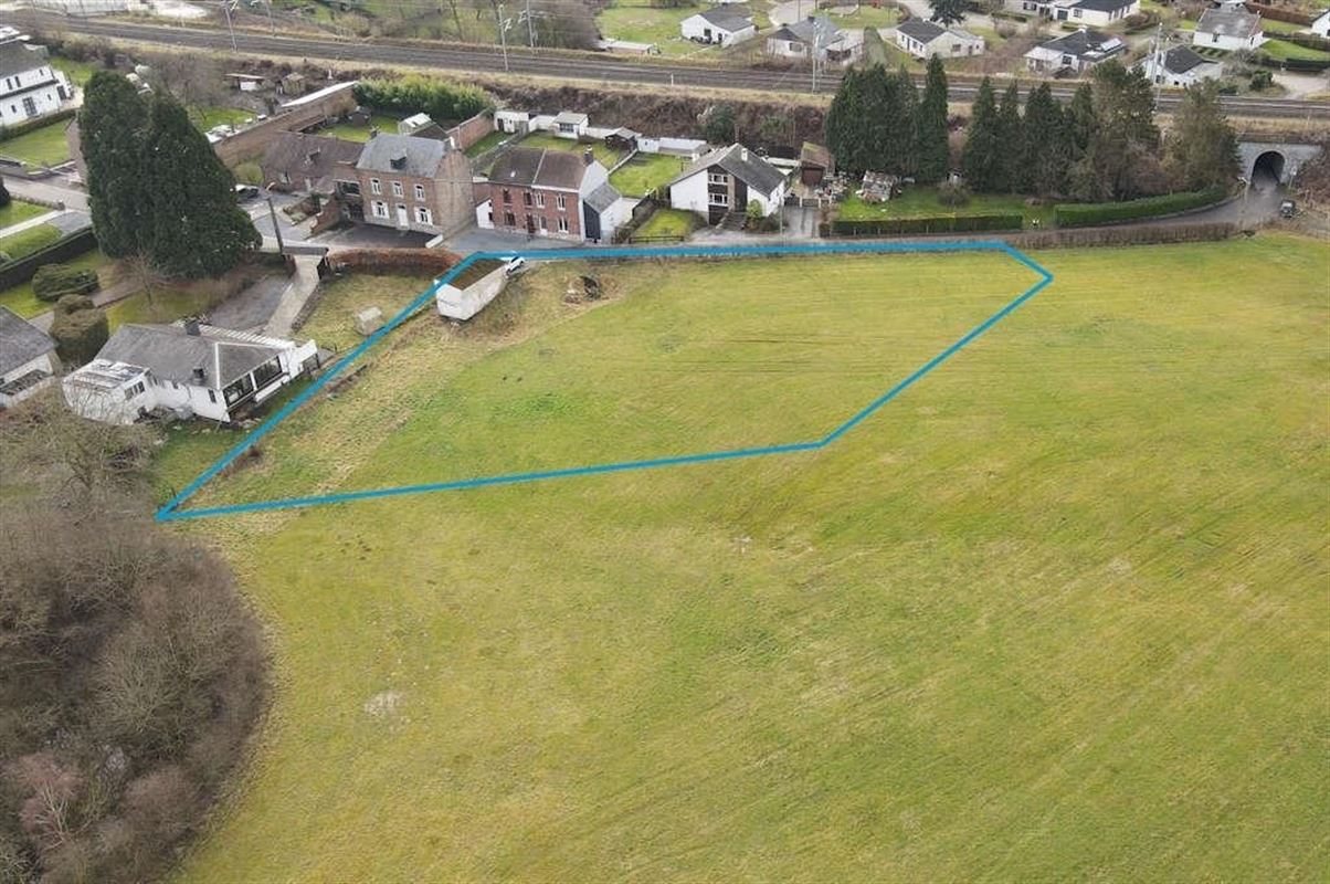 Parcelle non constructible de 21 a et 48 ca avec garage.