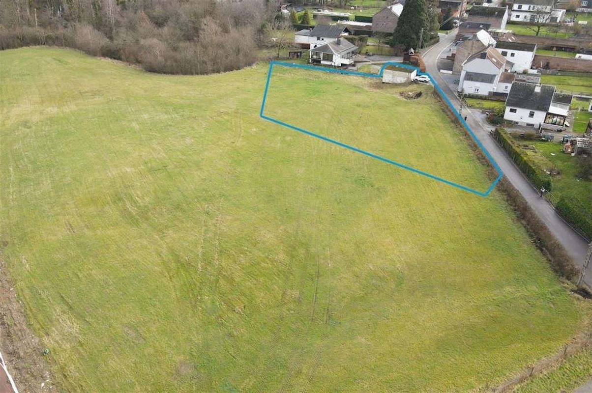 Parcelle non constructible de 21 a et 48 ca avec garage.