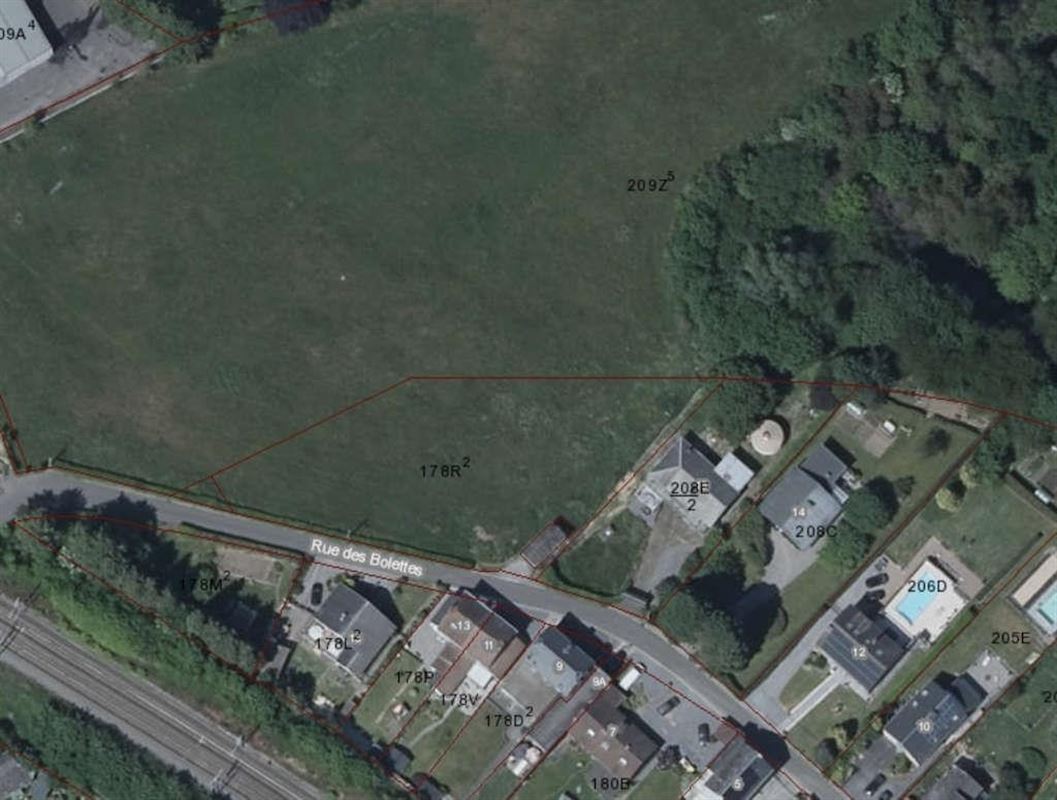 Parcelle non constructible de 21 a et 48 ca avec garage.