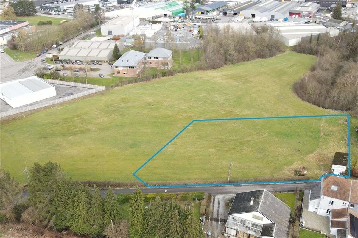 Parcelle non constructible de 21 a et 48 ca avec garage.