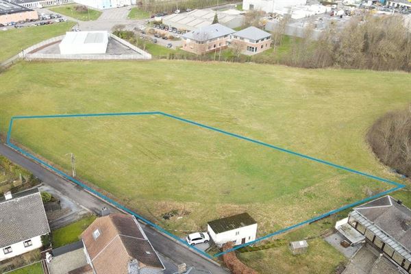 Parcelle non constructible de 21 a et 48 ca avec garage.