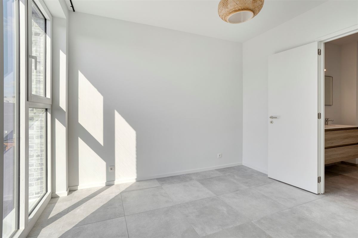 CENTRAAL GELEGEN PENTHOUSE MET 2 SLKS + TERRAS 