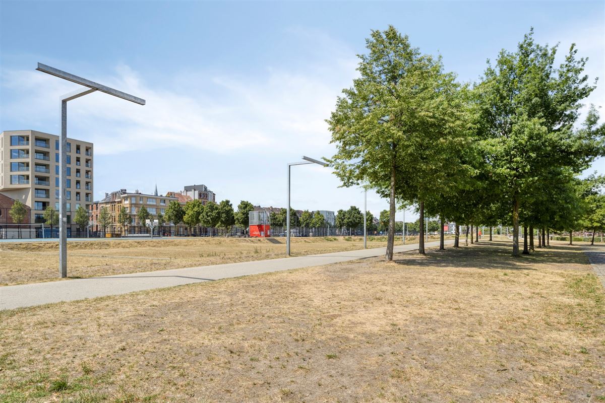 CENTRAAL GELEGEN PENTHOUSE MET 2 SLKS + TERRAS 