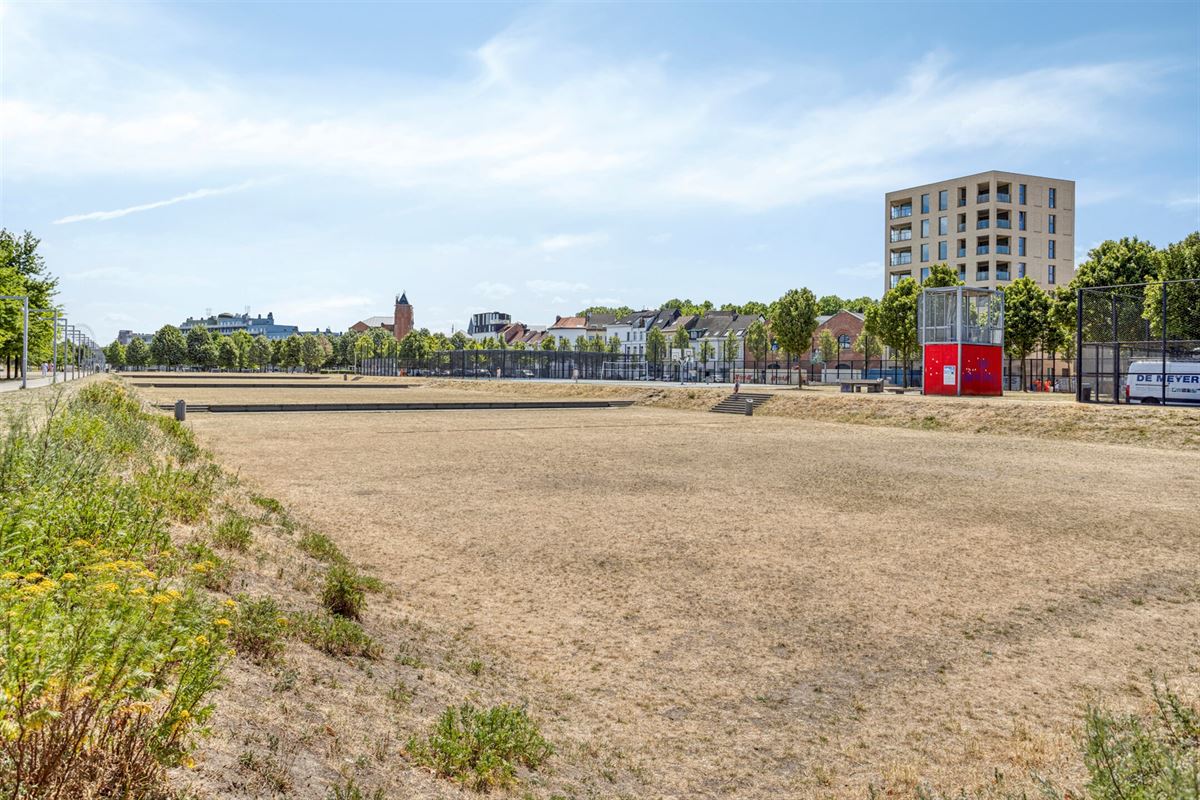 CENTRAAL GELEGEN PENTHOUSE MET 2 SLKS + TERRAS 