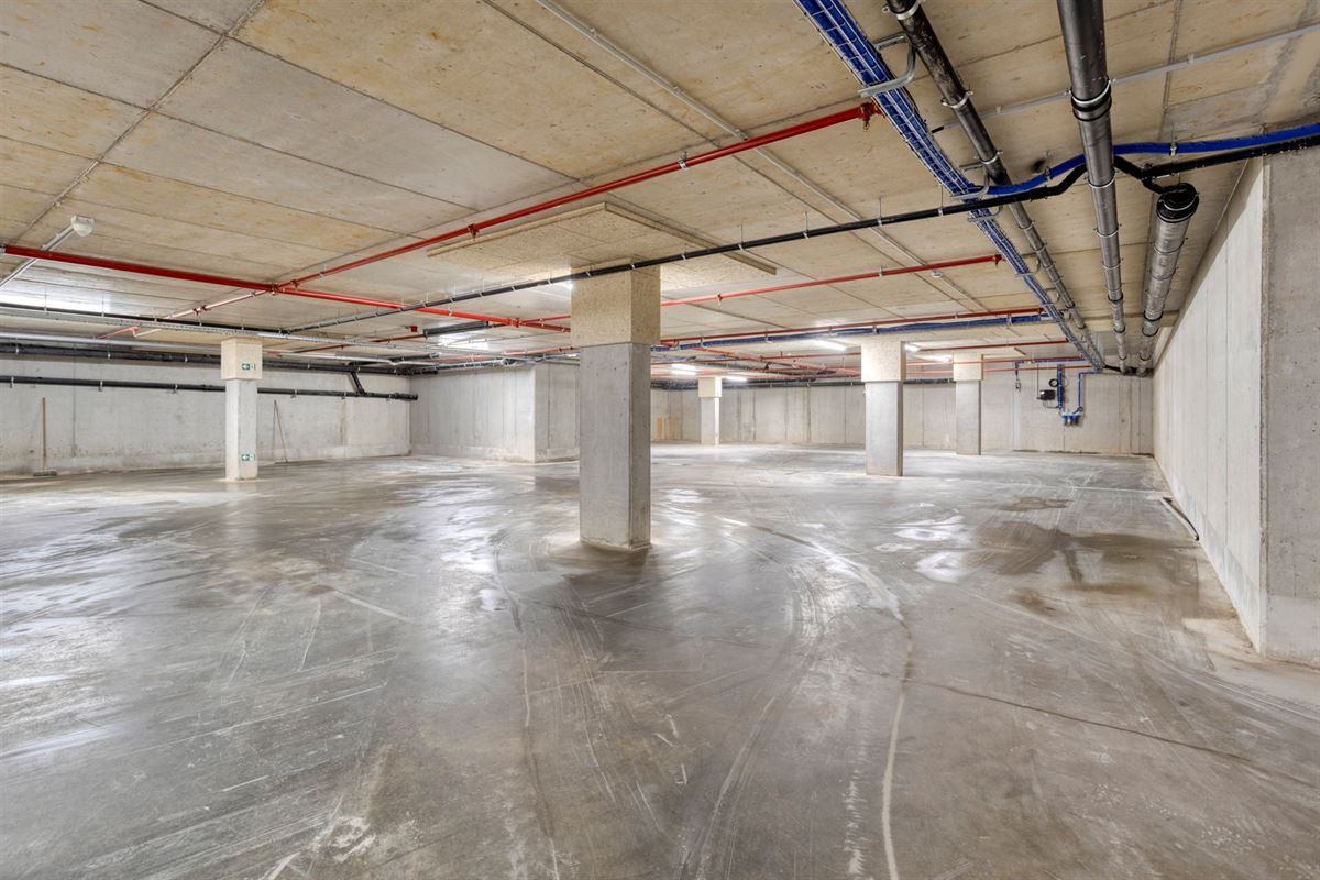 CENTRAAL GELEGEN PENTHOUSE MET 2 SLKS + TERRAS