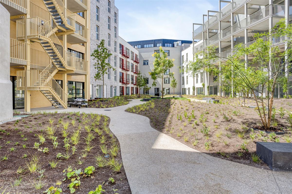 CENTRAAL GELEGEN PENTHOUSE MET 2 SLKS + TERRAS 