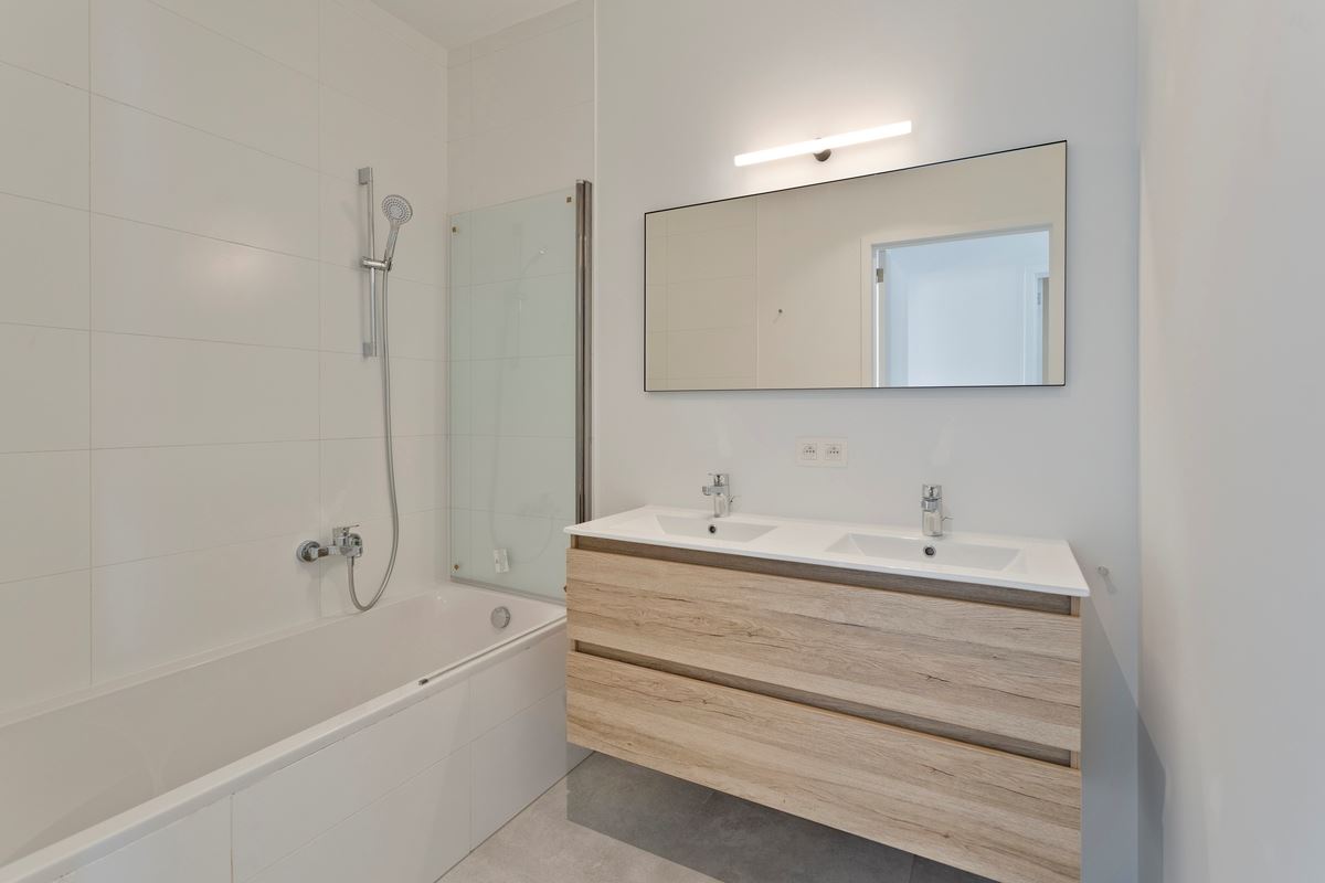 CENTRAAL GELEGEN APP. MET 2 SLKS + TERRAS