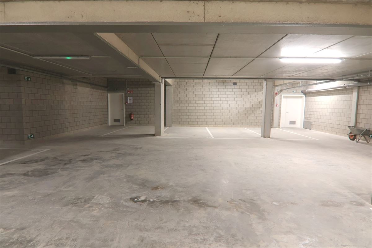 GESCHILDERD NIEUWBOUWAPP. IN HARTJE HASSELT + TERRAS & PARKING