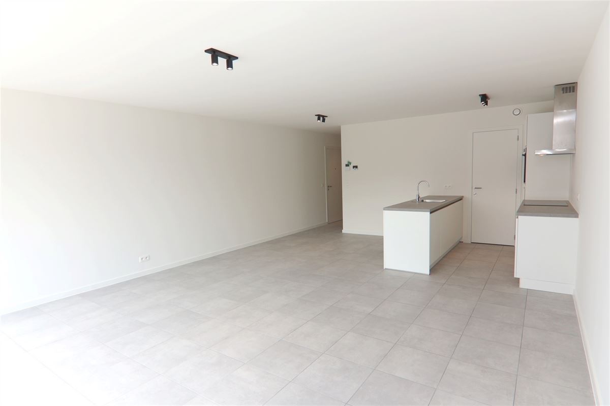 GESCHILDERD NIEUWBOUWAPP. IN HARTJE HASSELT MET 2 SLKS + TERRAS & PARKING