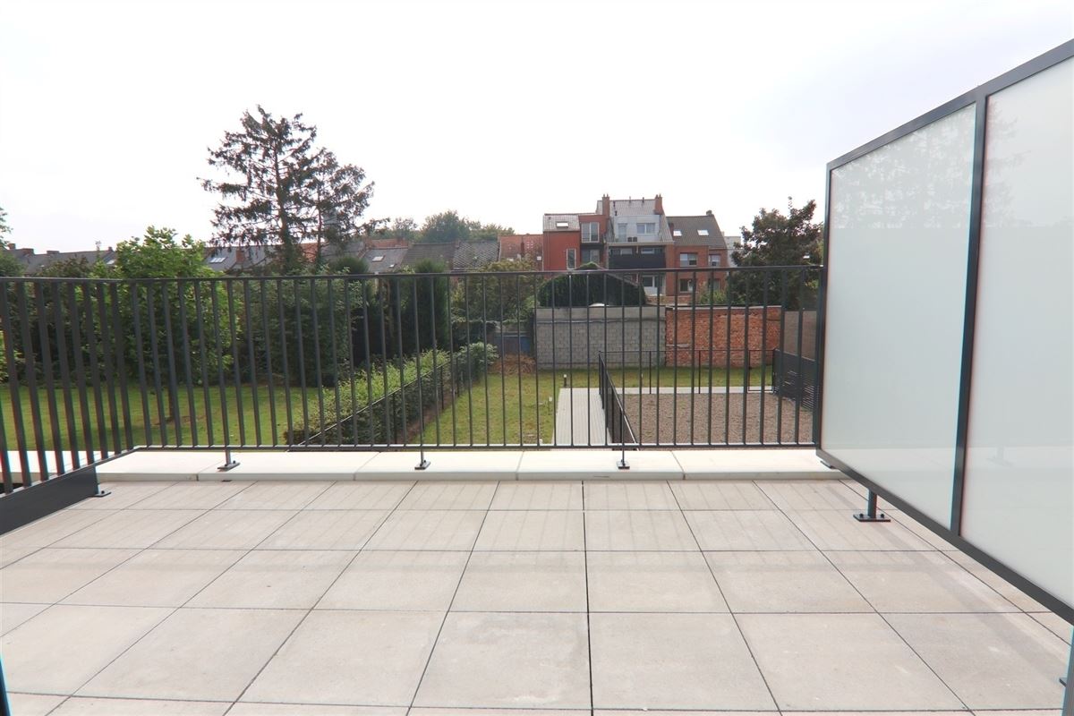 GESCHILDERD NIEUWBOUWAPP. IN HARTJE HASSELT MET 2 SLKS + TERRAS & PARKING
