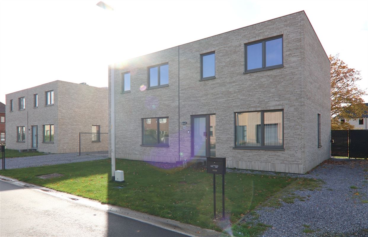 HEDENDAAGSE & ENERGIEZUINIGE HOB MET 3 SLKS & TUIN