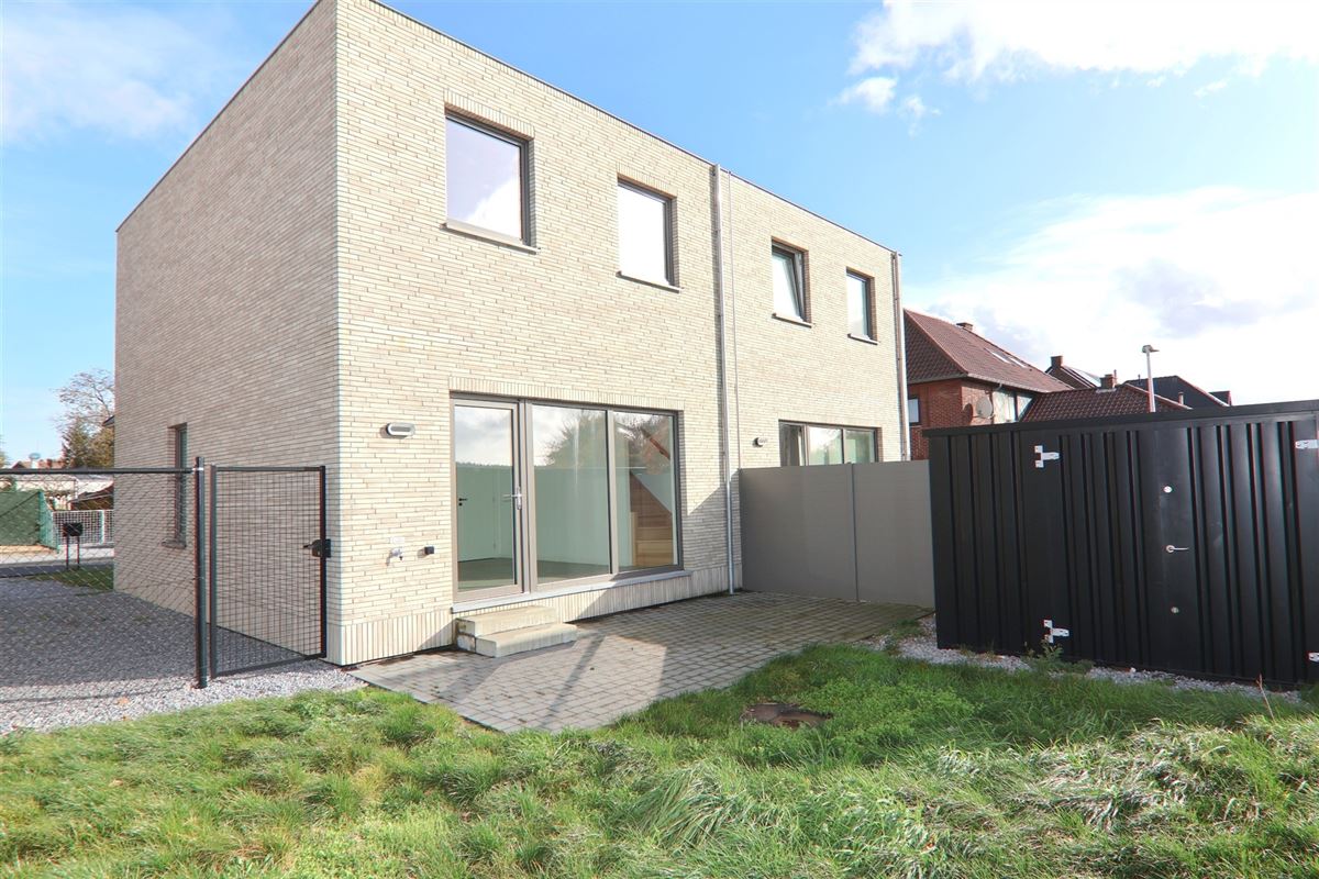 HEDENDAAGSE & ENERGIEZUINIGE HOB MET 3 SLKS & TUIN