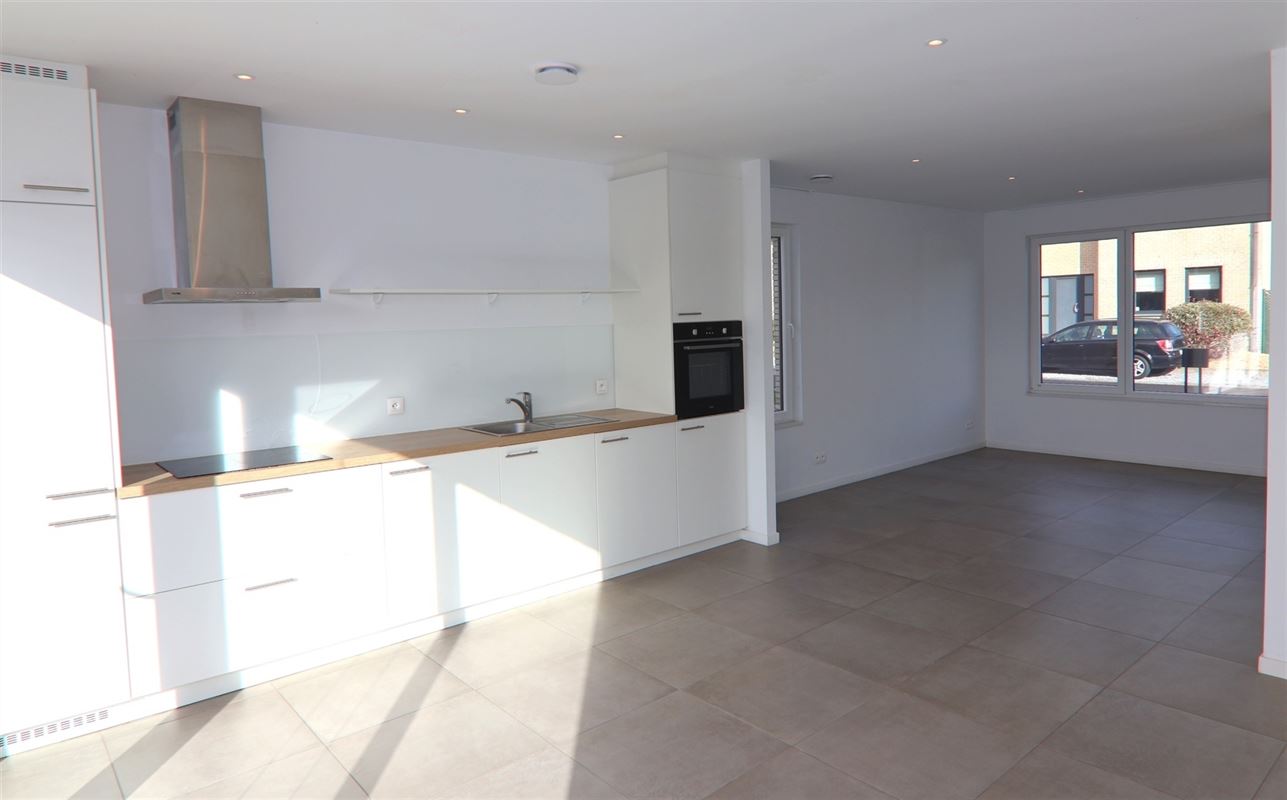 HEDENDAAGSE & ENERGIEZUINIGE HOB MET 3 SLKS & TUIN