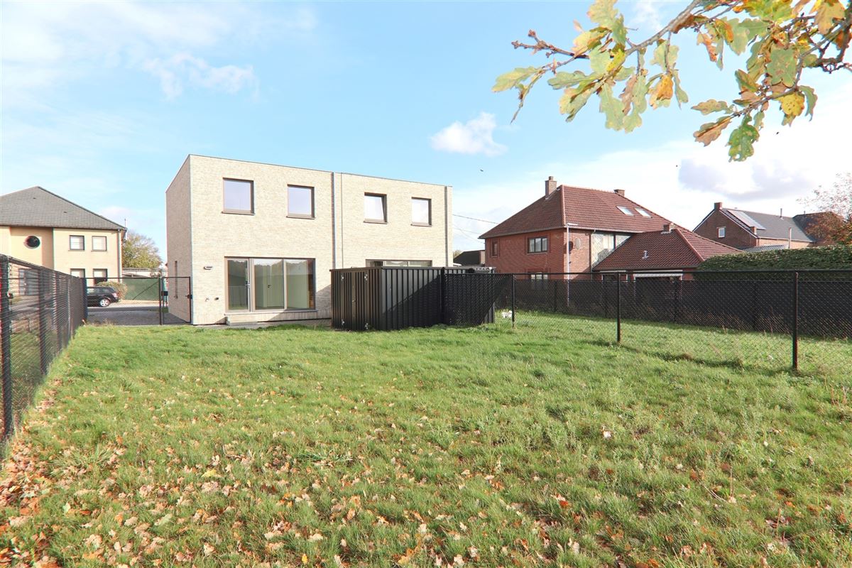 HEDENDAAGSE & ENERGIEZUINIGE HOB MET 3 SLKS & TUIN