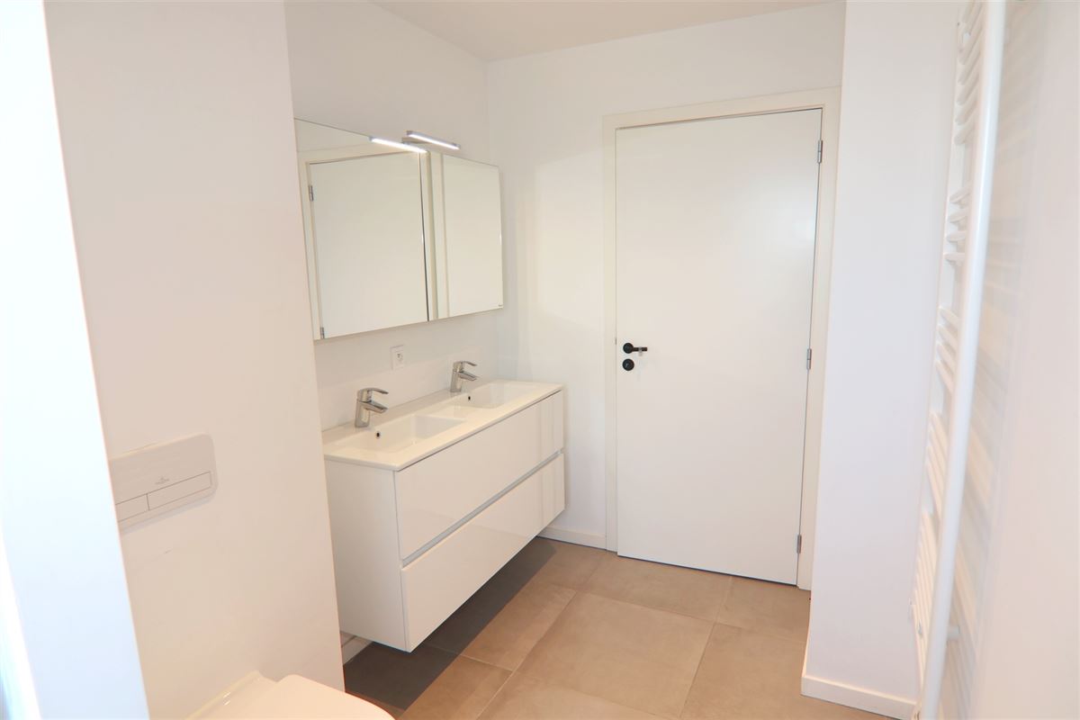 HEDENDAAGSE & ENERGIEZUINIGE HOB MET 3 SLKS & TUIN