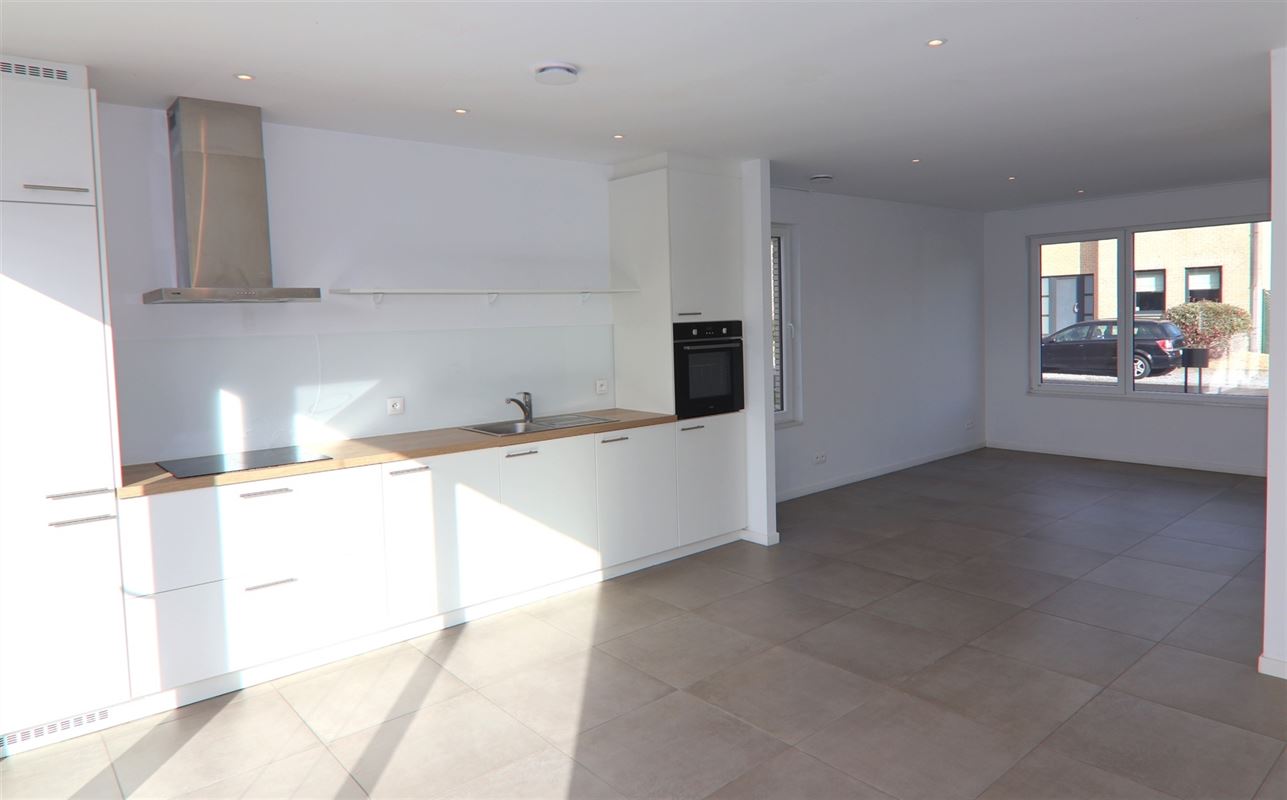 HEDENDAAGSE & ENERGIEZUINIGE HOB MET 3 SLKS & TUIN