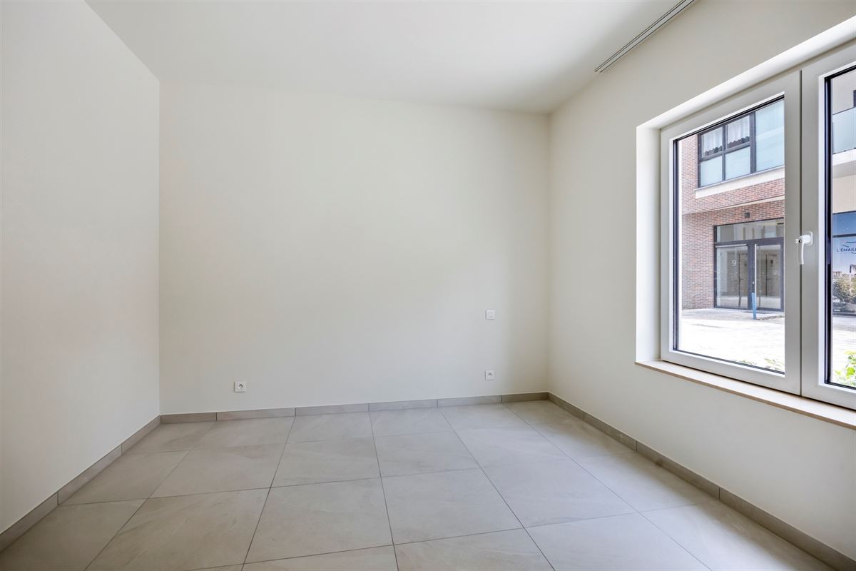 GELIJKVLOERS APP. MET 2 SLKS, TERRAS + TUIN