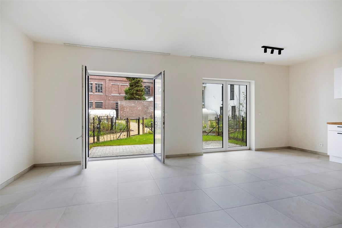 GELIJKVLOERS APP. MET 2 SLKS, TERRAS + TUIN