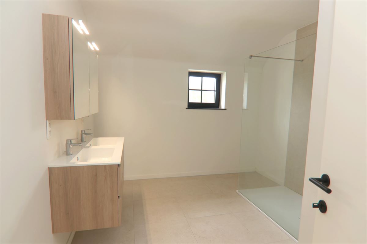 LANDELIJKE HUURWONING MET 3 SLKS, CARPORT + TUIN