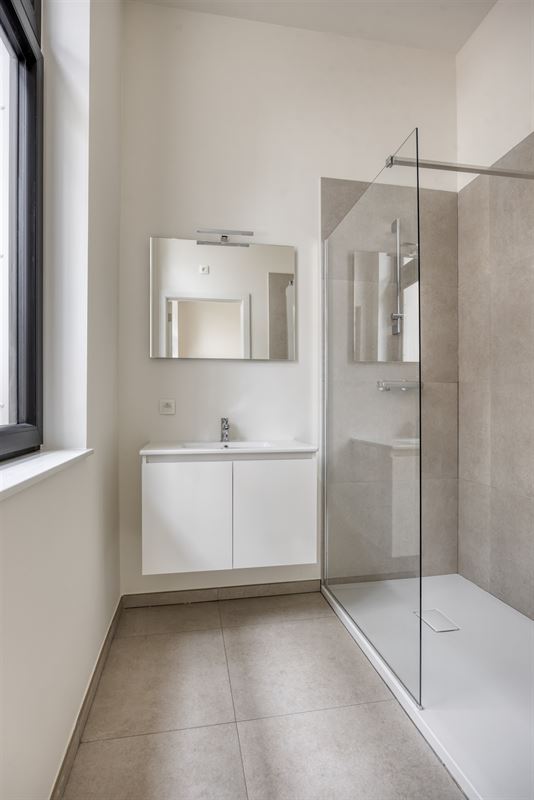 GELIJKVLOERS APP. MET TERRAS