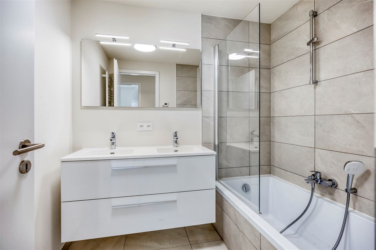 GELIJKVLOERS APP. MET 2 SLKS, TERRAS + TUIN