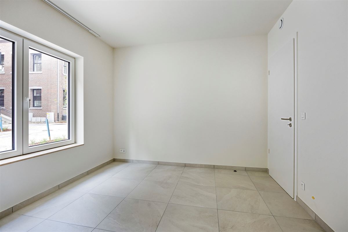 GELIJKVLOERS APP. MET 2 SLKS, TERRAS + TUIN