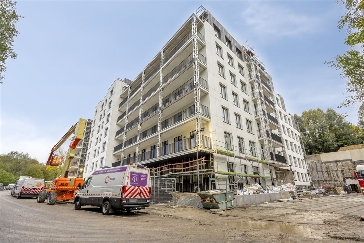 GELIJKVLOERS APP. MET TERRAS