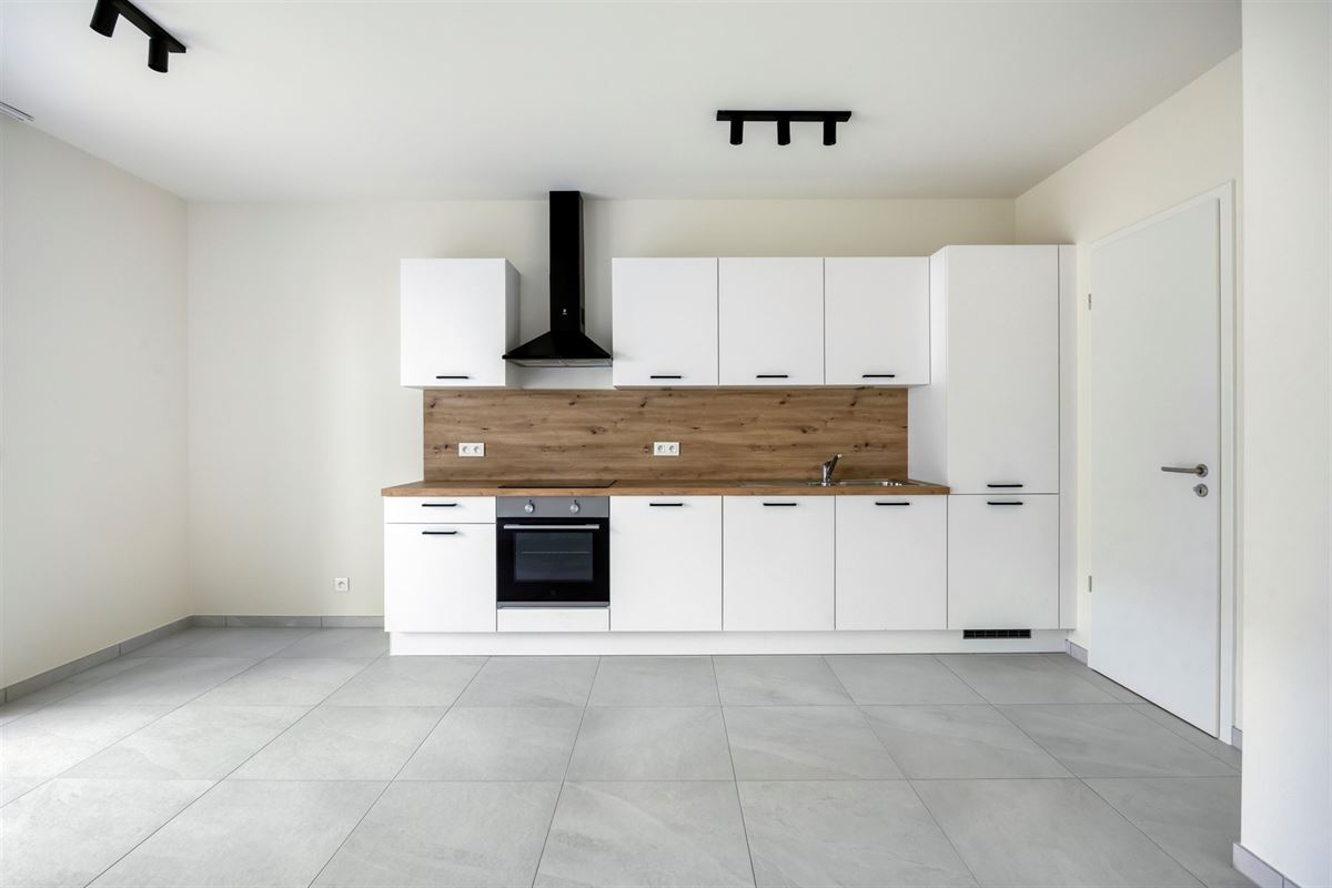 GELIJKVLOERS APP. MET 2 SLKS, TERRAS + TUIN