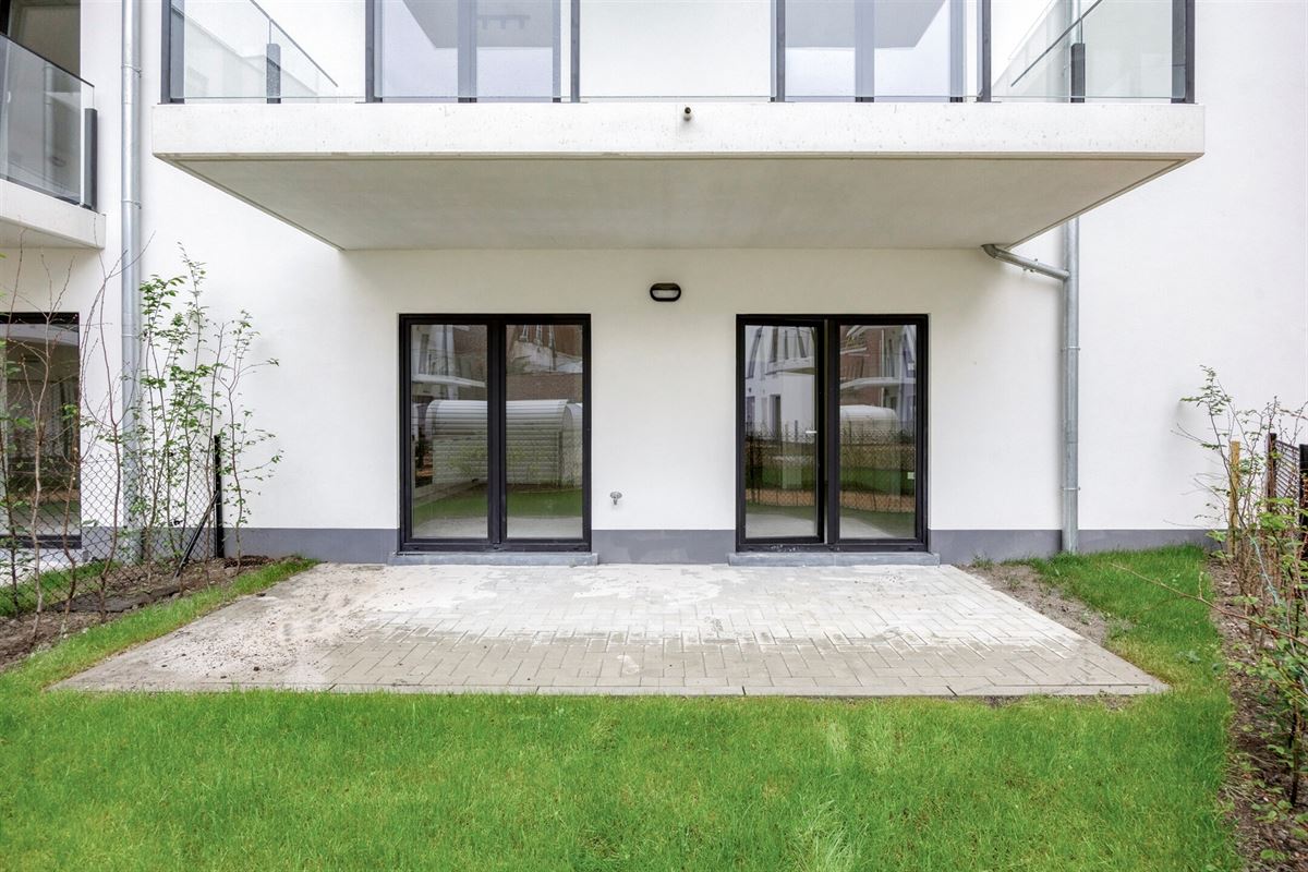 GELIJKVLOERS APP. MET 2 SLKS, TERRAS + TUIN