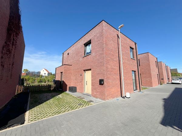 MODERNE WONING MET 3 SLKS IN EEN RUSTIGE OMGEVING