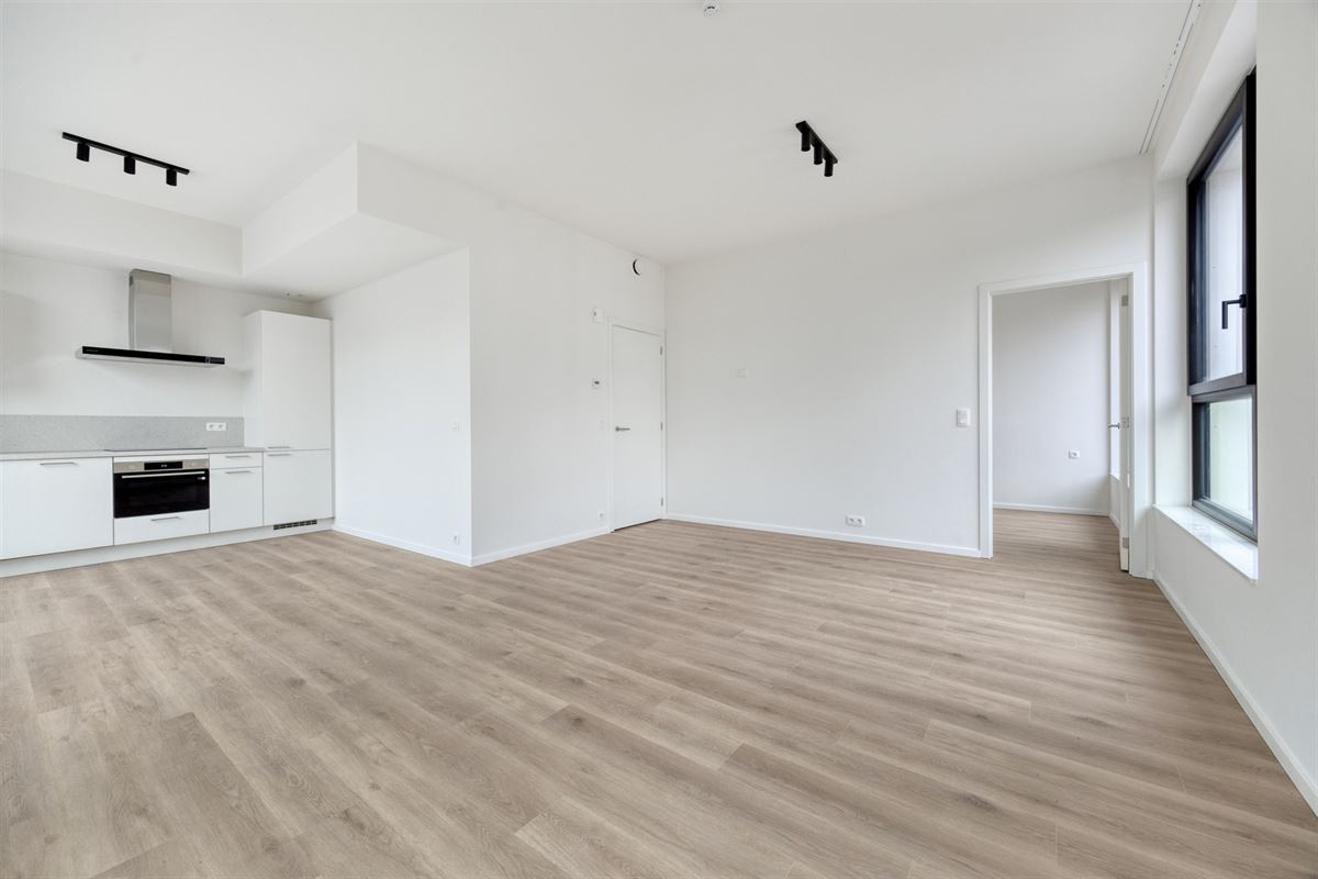 GELIJKVLOERS APP. MET TERRAS