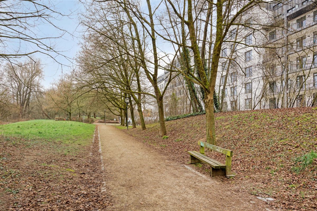 GELIJKVLOERS APP. MET TERRAS