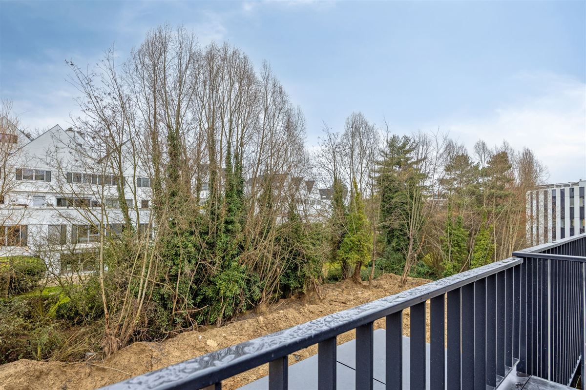 GELIJKVLOERS APP. MET TERRAS
